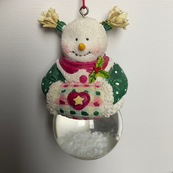 SNOW Woman Snow-globe Christmas Around the World - Picture 3 of 12